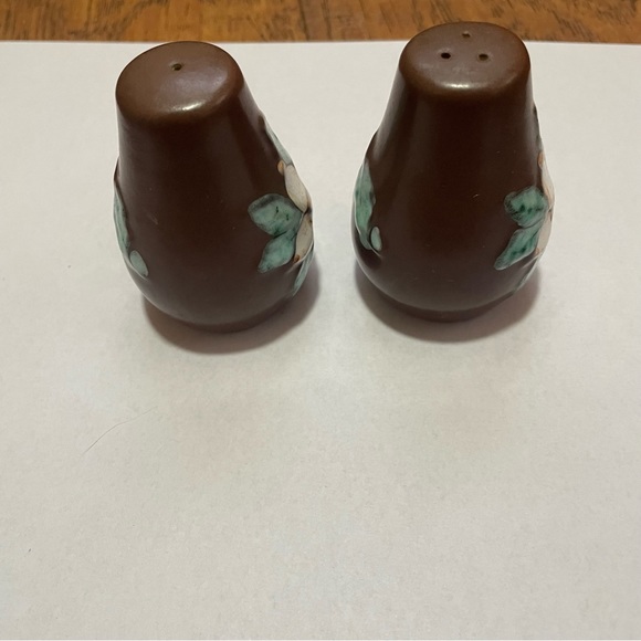 Vintage ceramic brown salt & pepper shakers floral design made in Canada - Picture 8 of 9
